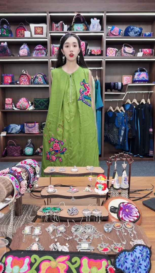 织绣雪**殇A83蒙阿苏苗绣传承店