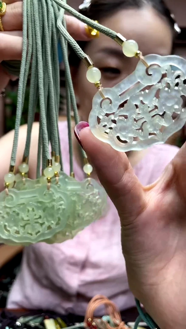 岫玉未镶嵌吊坠多样性发货发其中之一