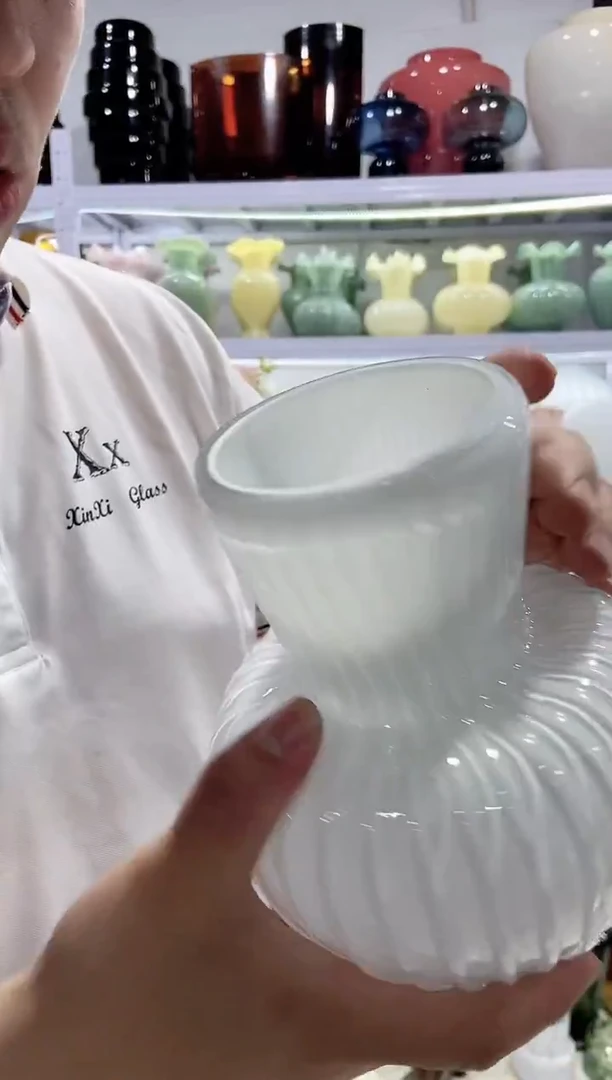 白色小蘑菇花瓶微瑕介意勿拍