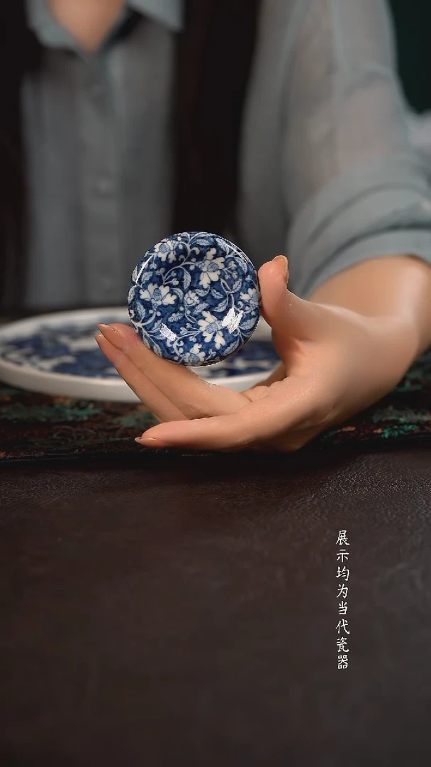 子润窑蓝地茶花曲奇盖置