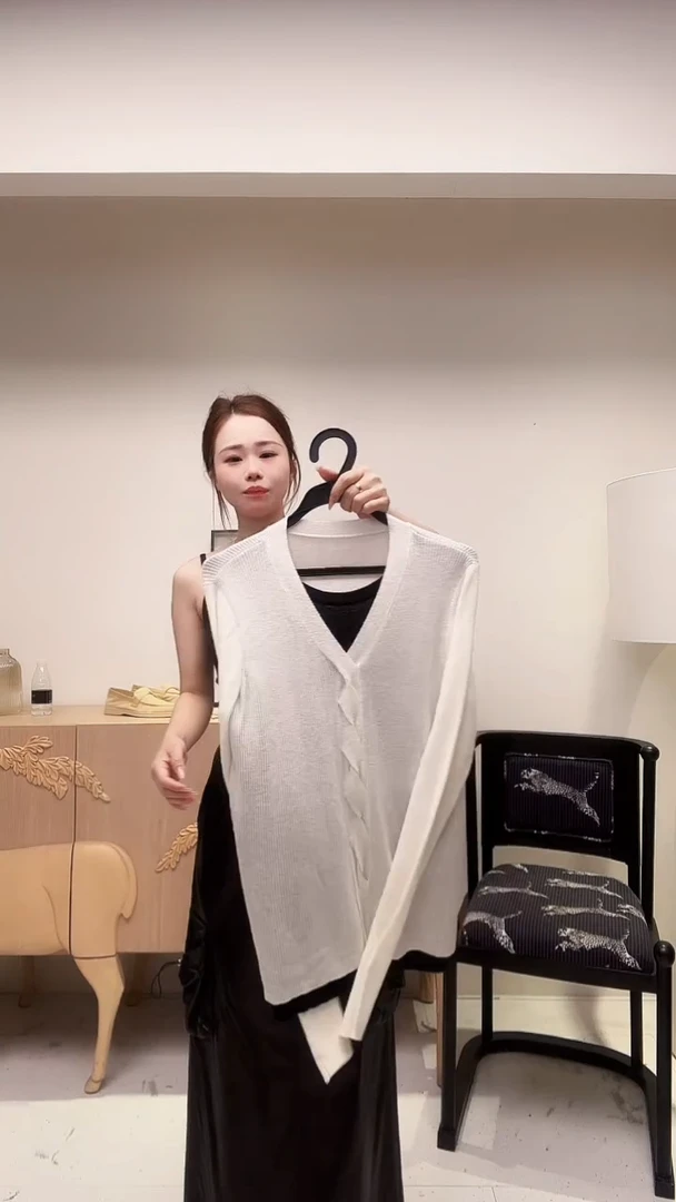 白色绞花V领假两件羊毛衫