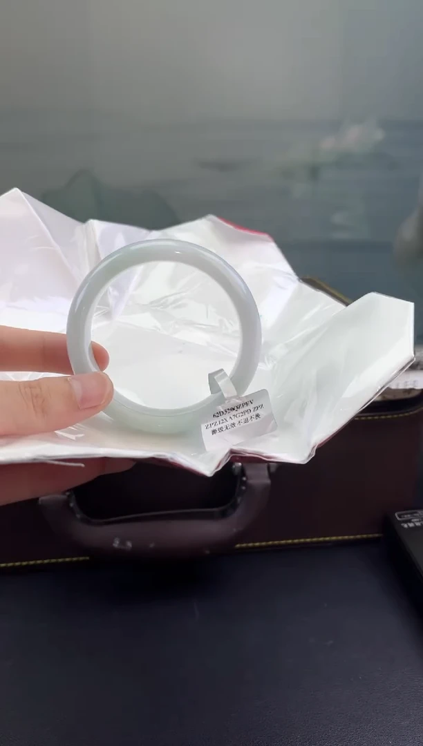 翡翠手镯未镶嵌翡翠手镯