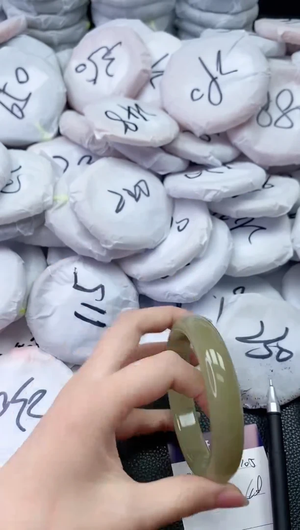 【闪购商品】石英质玉手镯未镶嵌X105