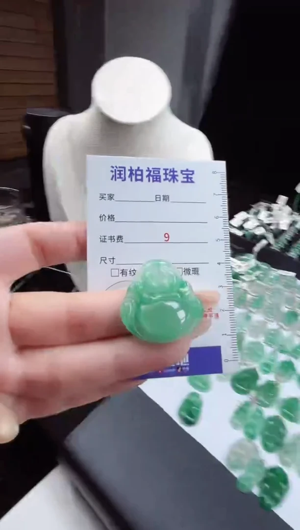 吊坠(赠链)未镶嵌石英质玉（非洲翠）佛公30.20