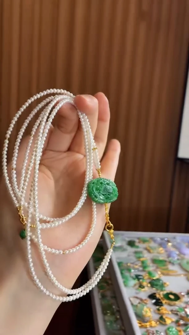 颈饰18K金镶嵌翡翠吊坠