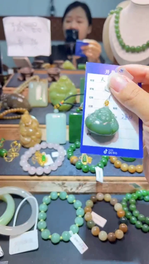 颈饰18K金镶嵌和田玉1