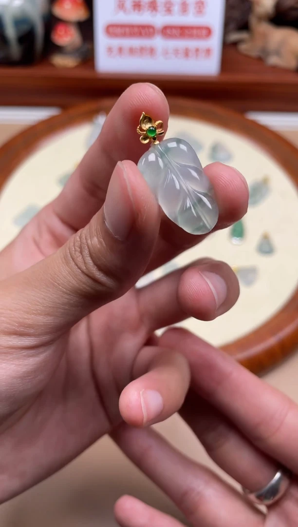 翡翠18K金镶嵌颈饰叶子