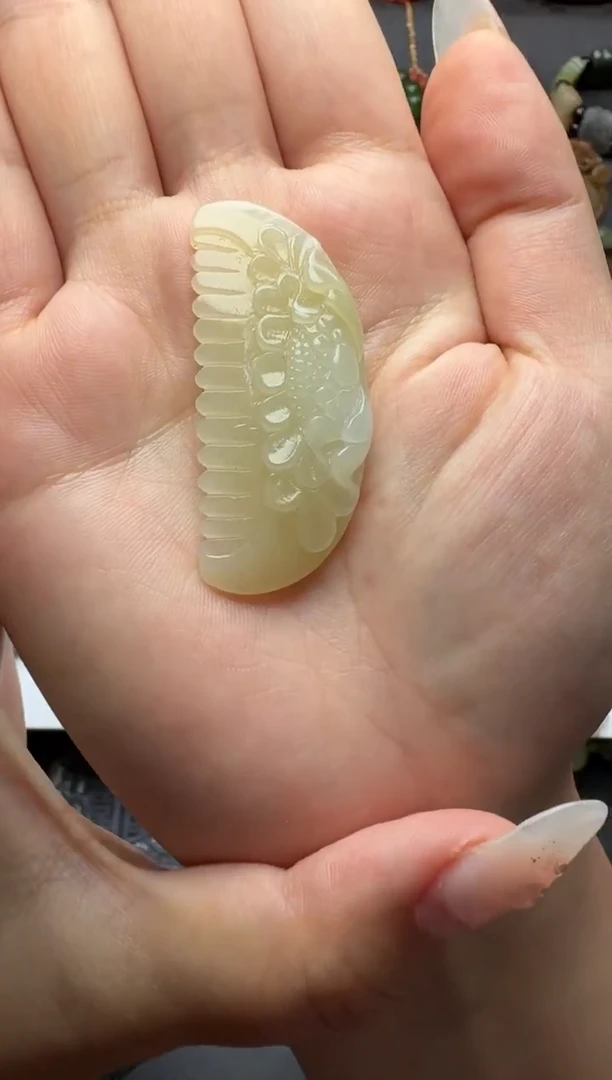 颈饰未镶嵌和田玉梳子