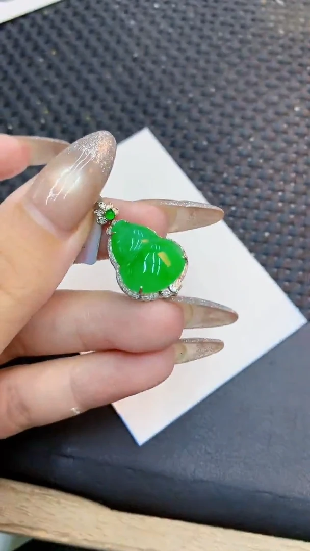 颈饰18K金镶嵌翡翠天***坊1