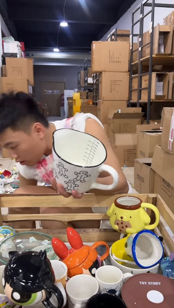 瓷片姜饼人奶壶