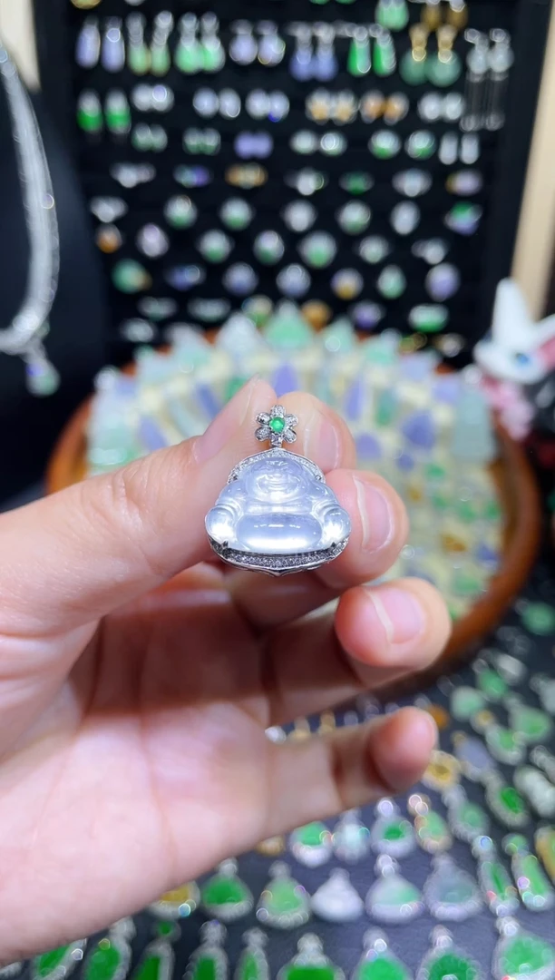 颈饰18K金镶嵌翡翠玻璃种小佛公吊坠