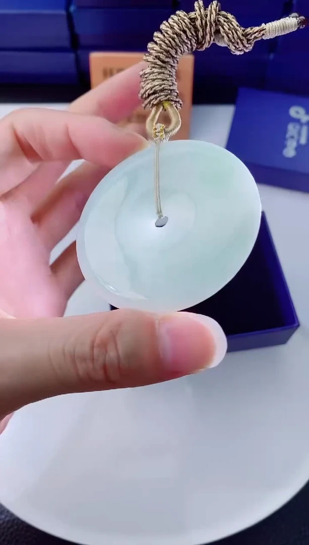 翡翠未镶嵌颈饰    `