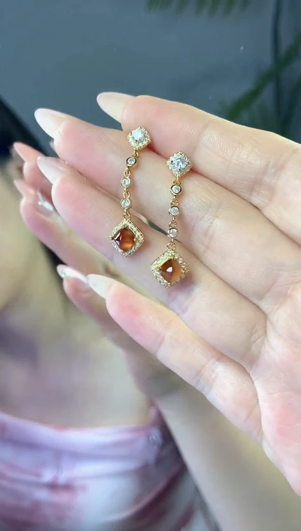 银S925镶嵌耳饰石榴石（芬达石）。