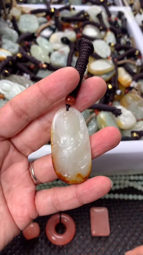 【闪购商品】和田玉颈饰未镶嵌多样性发货没有证书.拍一发一，有瑕