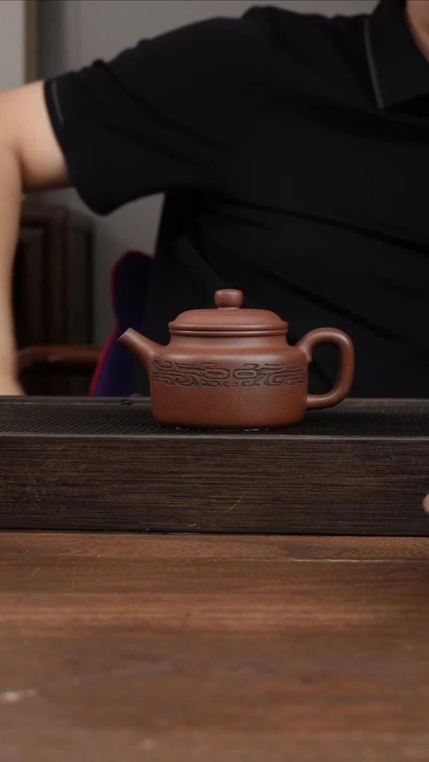 茶壶紫砂茶**味紫泥德钟     刻绘     190CC