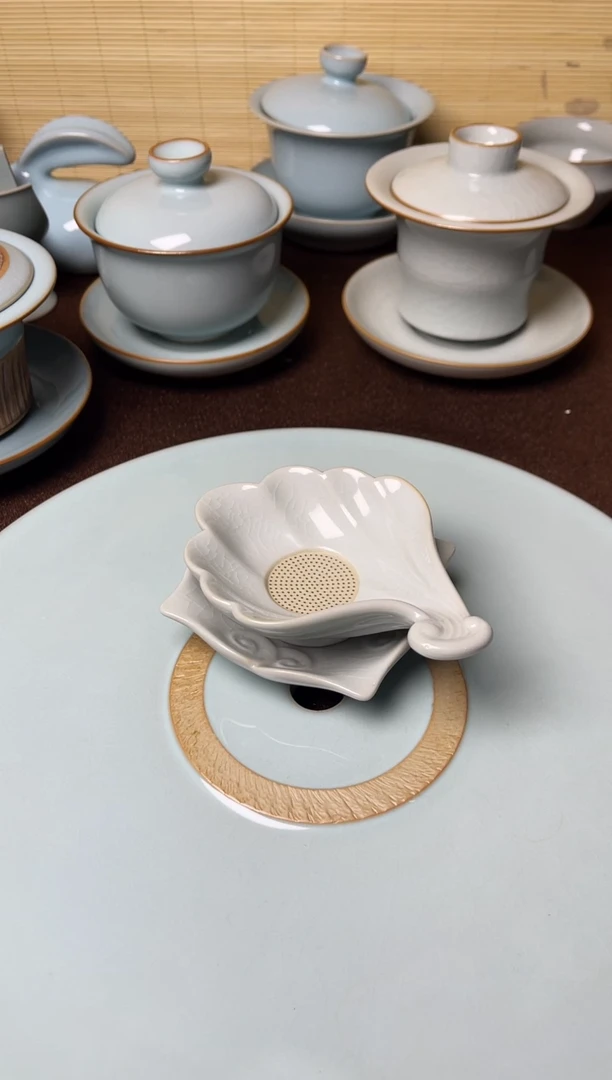 一品一价-微瑕云雾月白釉一叶茶漏
