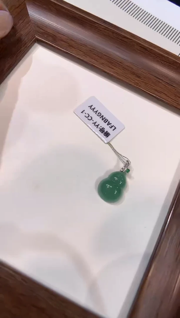 颈饰18K金镶嵌翡翠葫芦