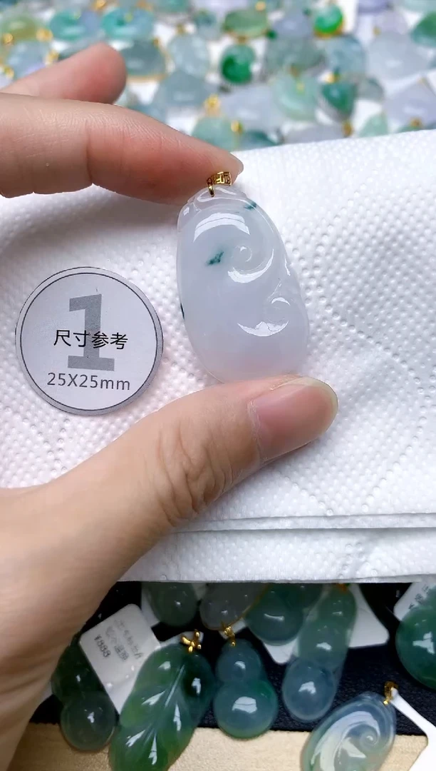 颈饰18K金镶嵌翡翠天然A货翡翠
