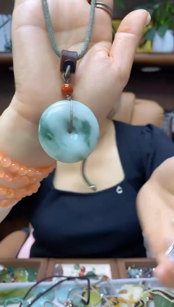 岫玉未镶嵌吊坠·