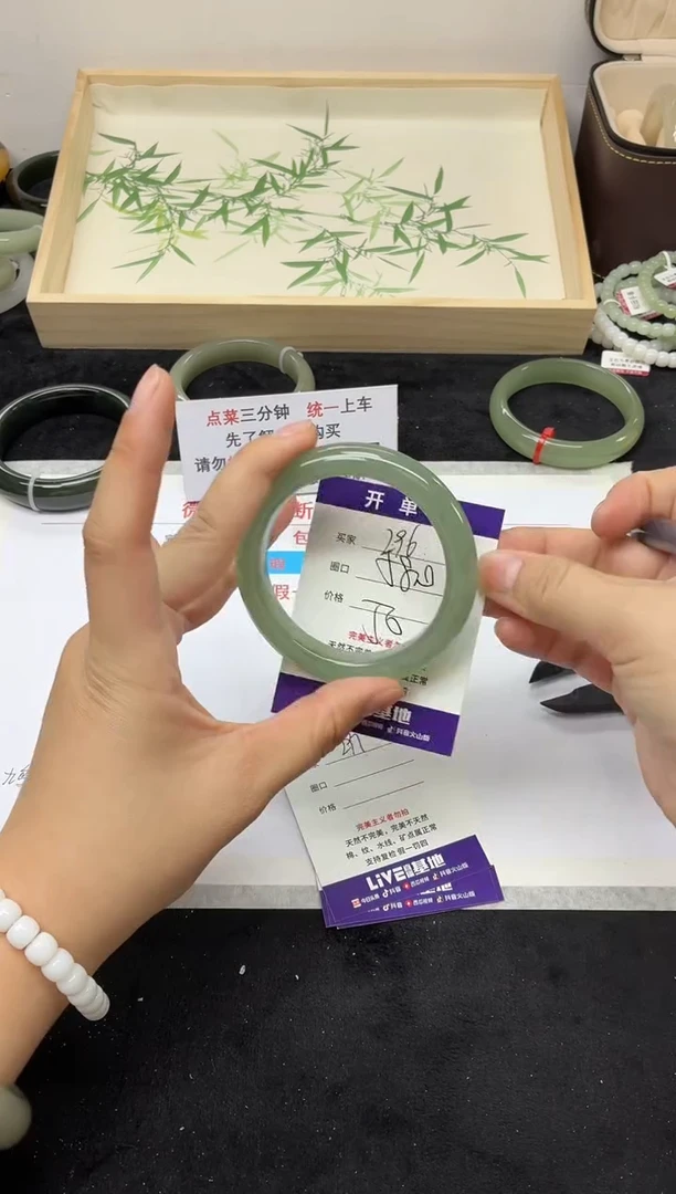 未镶嵌手镯石英质玉296