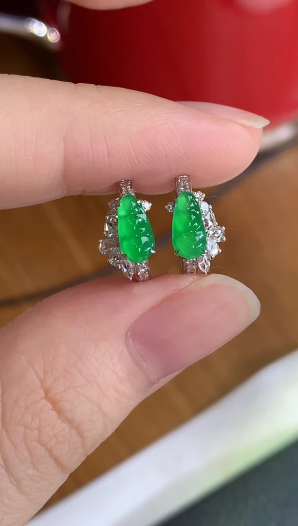 18K金镶嵌翡翠耳饰绿豆子耳包