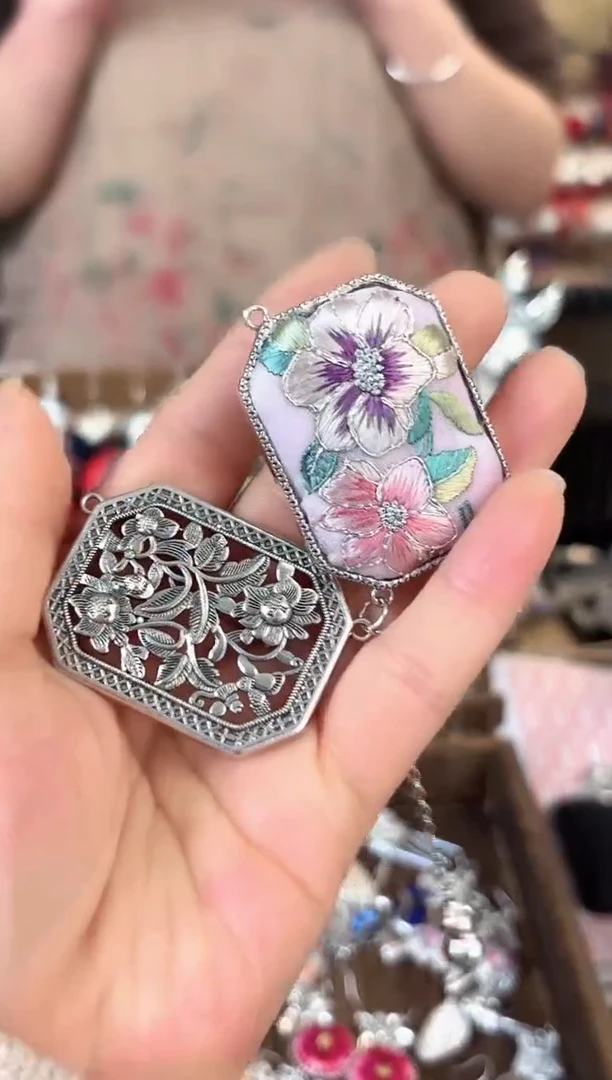 彩云南阁非遗老绣苗银饰品301