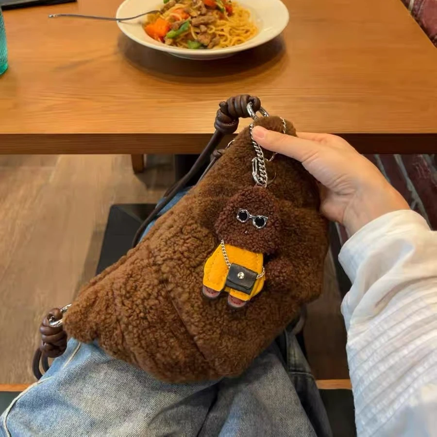 2025秋冬新款羊羔毛牛角包高级感简约百搭饺子包通勤单肩斜挎包女