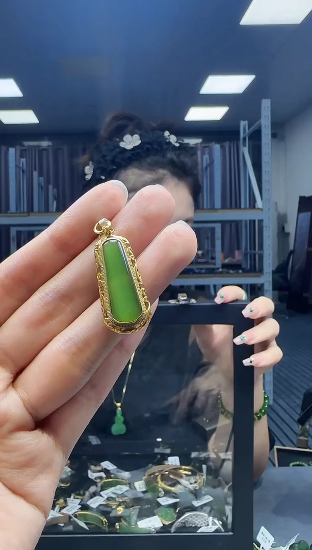 18K金镶嵌和田玉挂件1