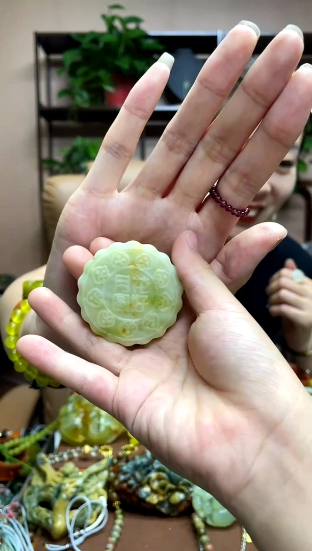 未镶嵌岫玉颈饰·