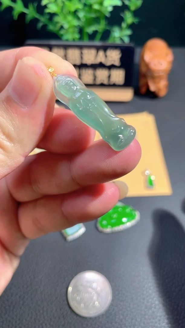 颈饰18K金镶嵌翡翠翡翠