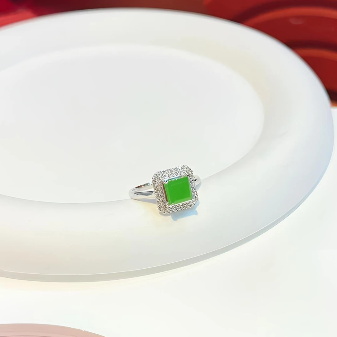 【红娘子】18K重金豪镶封底6mm和田玉苹果绿方戒HNZ9092