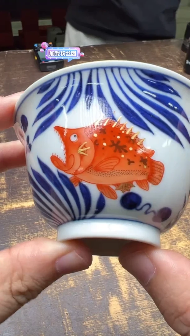 戏墨柴窑矾红鱼藻盖碗