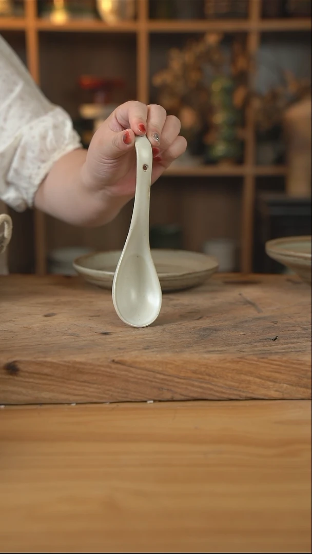 白色系列的中号勺子1个