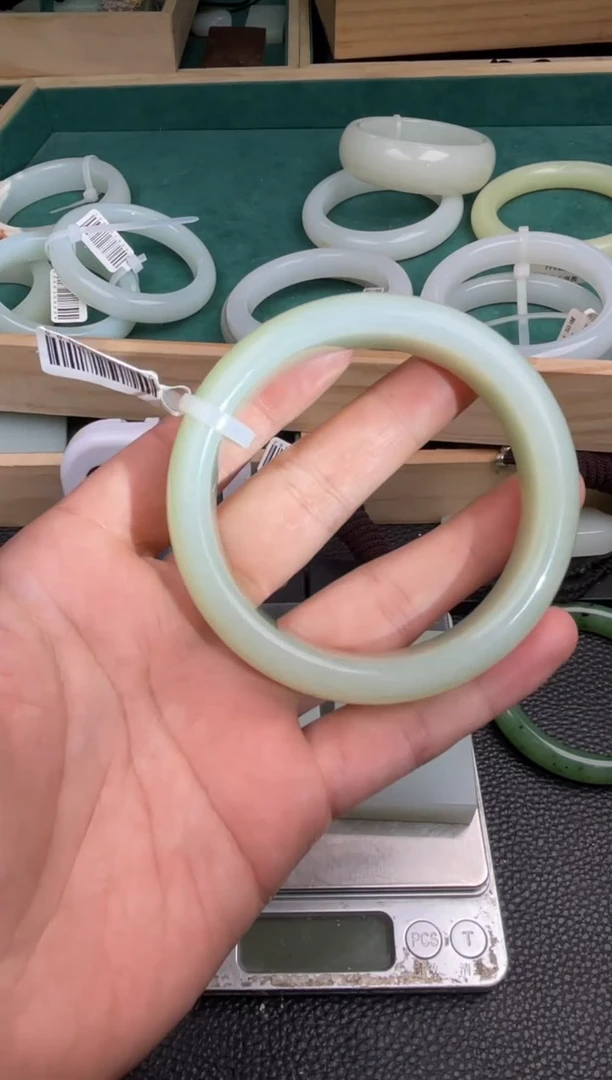定制和田玉精品手镯63