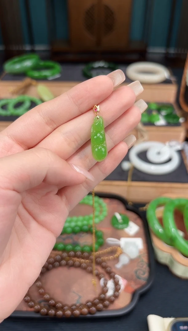 吊坠(赠链)18K金镶嵌和田玉（碧玉）碧玉18k福豆吊坠多样性发一