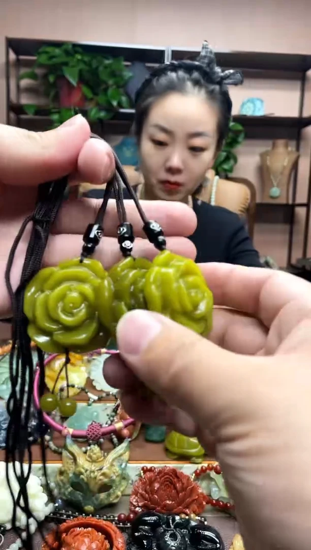 未镶嵌岫玉吊坠多样性发货发其中之一微瑕