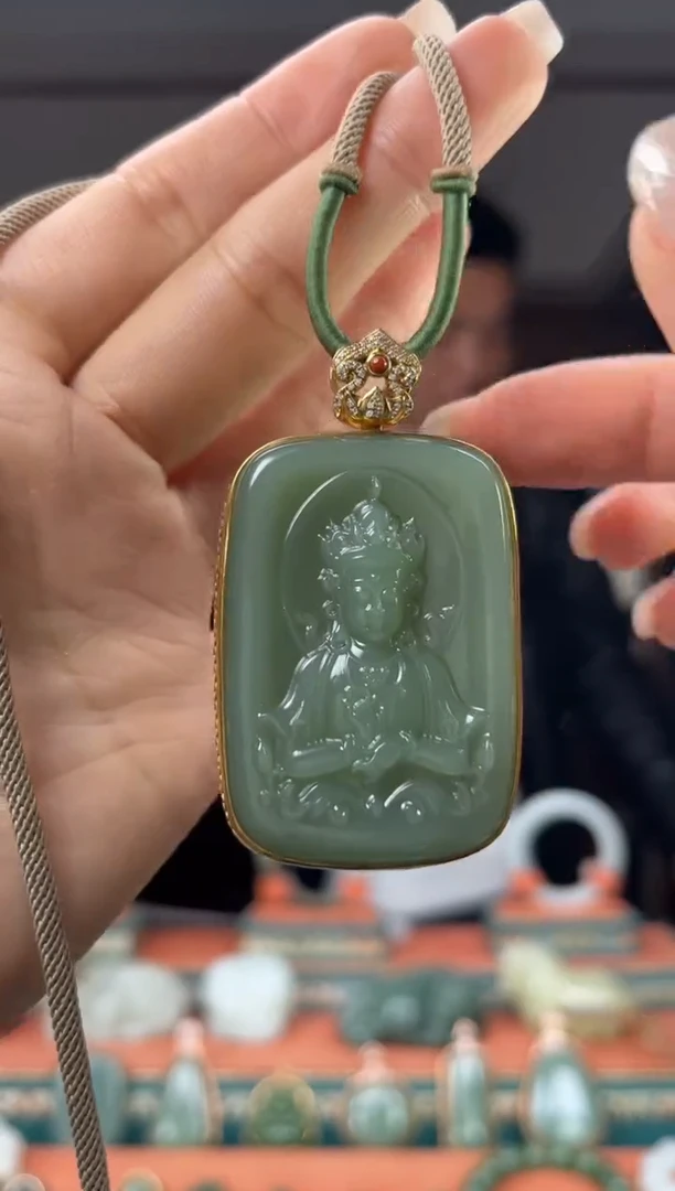 颈饰18K金镶嵌和田玉佩佩