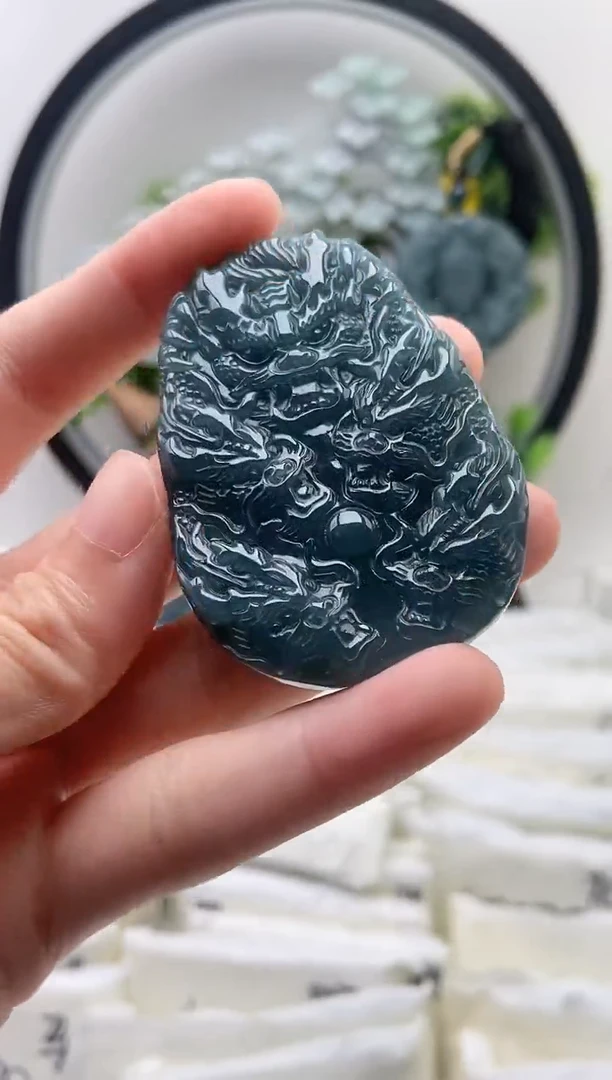 翡翠未镶嵌颈饰九龙牌