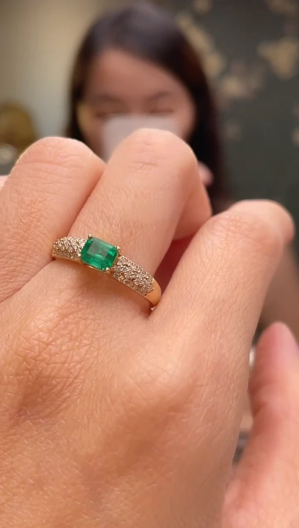 18K金镶嵌戒指祖母绿阿富汗主石：0.57ct