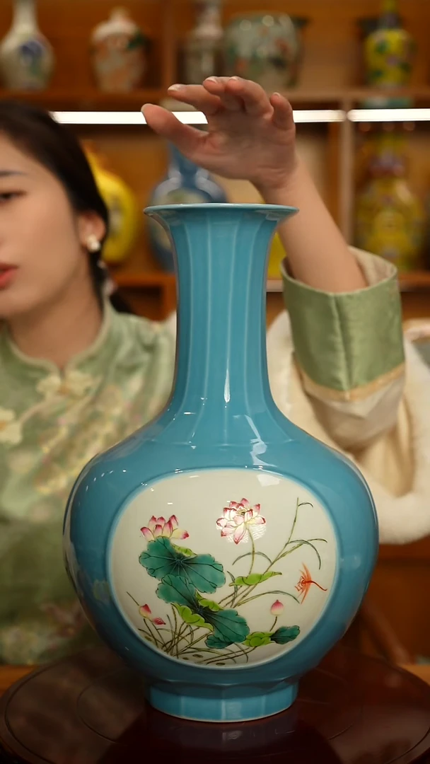 仿清瓷天蓝釉粉彩三面开窗赏瓶一只