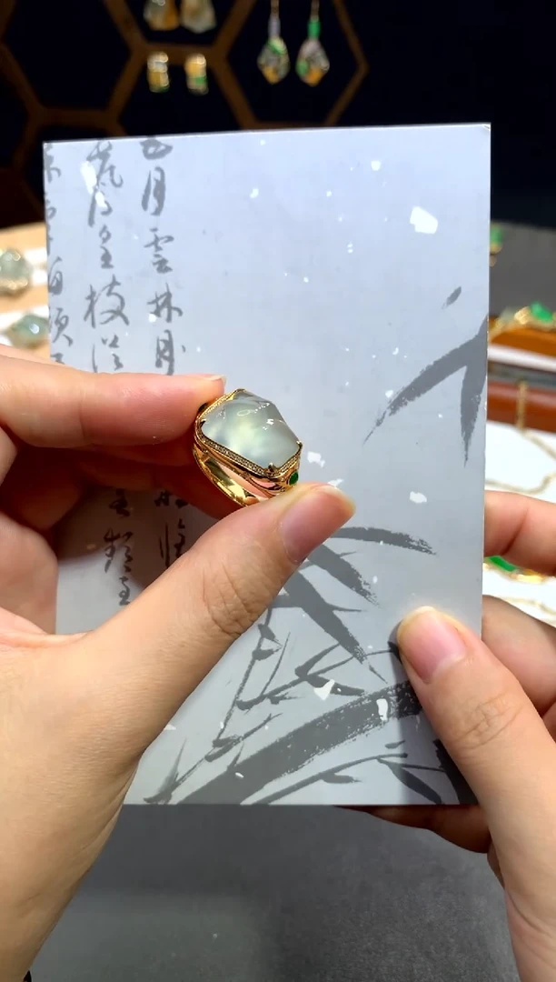 18K金镶嵌戒指翡翠余****过随形山设计款（48小时鉴赏）