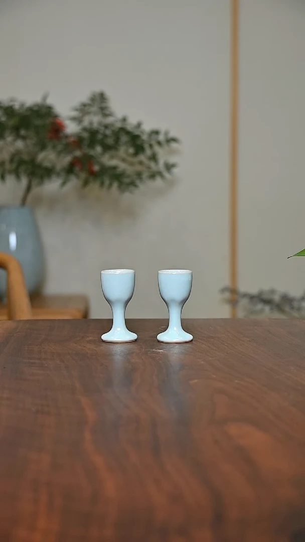 高酒杯2只 天青 微瑕 无款