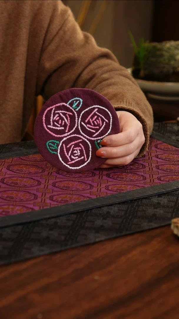 【闪购商品】织绣花卉圆形小号杯垫B款