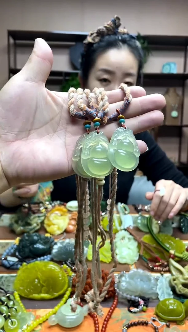 未镶嵌岫玉吊坠多样性发货发其中之一