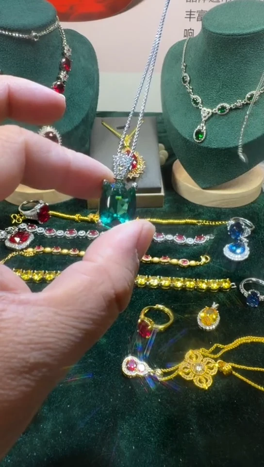 颈饰18K金镶嵌祖母绿1