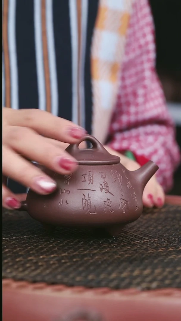 【闪购商品】紫砂老紫泥27号文人石瓢220CC刻绘微微暇