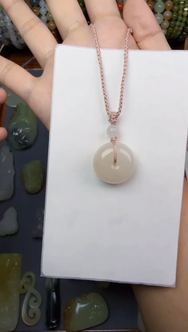 和田玉未镶嵌颈饰平安扣