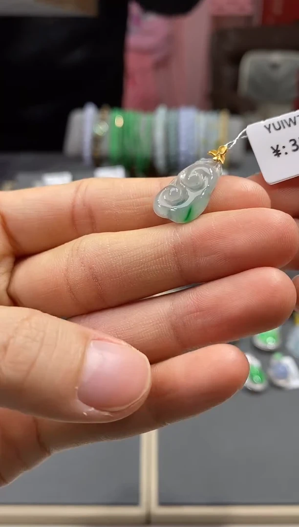 颈饰18K金镶嵌翡翠如意