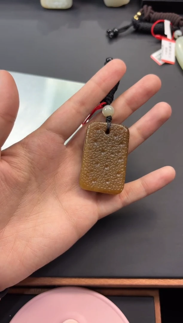 【闪购商品】和田玉吊坠(赠链)未镶嵌且末金山微色差吊坠