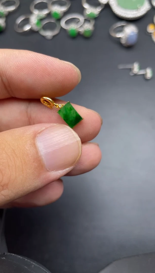 翡翠18K金镶嵌颈饰金木寄售不退换